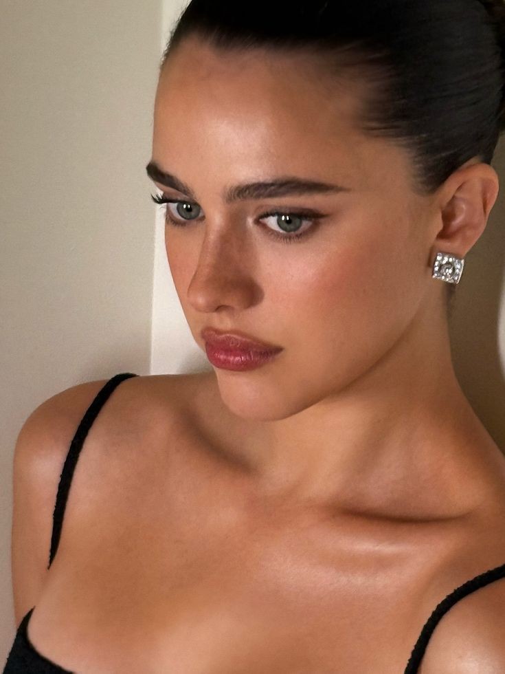 Peau nette et lèvres framboise